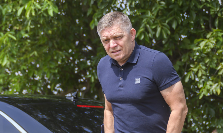 FICO PLIVAO U LEDENOM DUNAVU: Uska majica uz telo, sve se ocrtava, a onda je imao posebnu poruku! (FOTO)