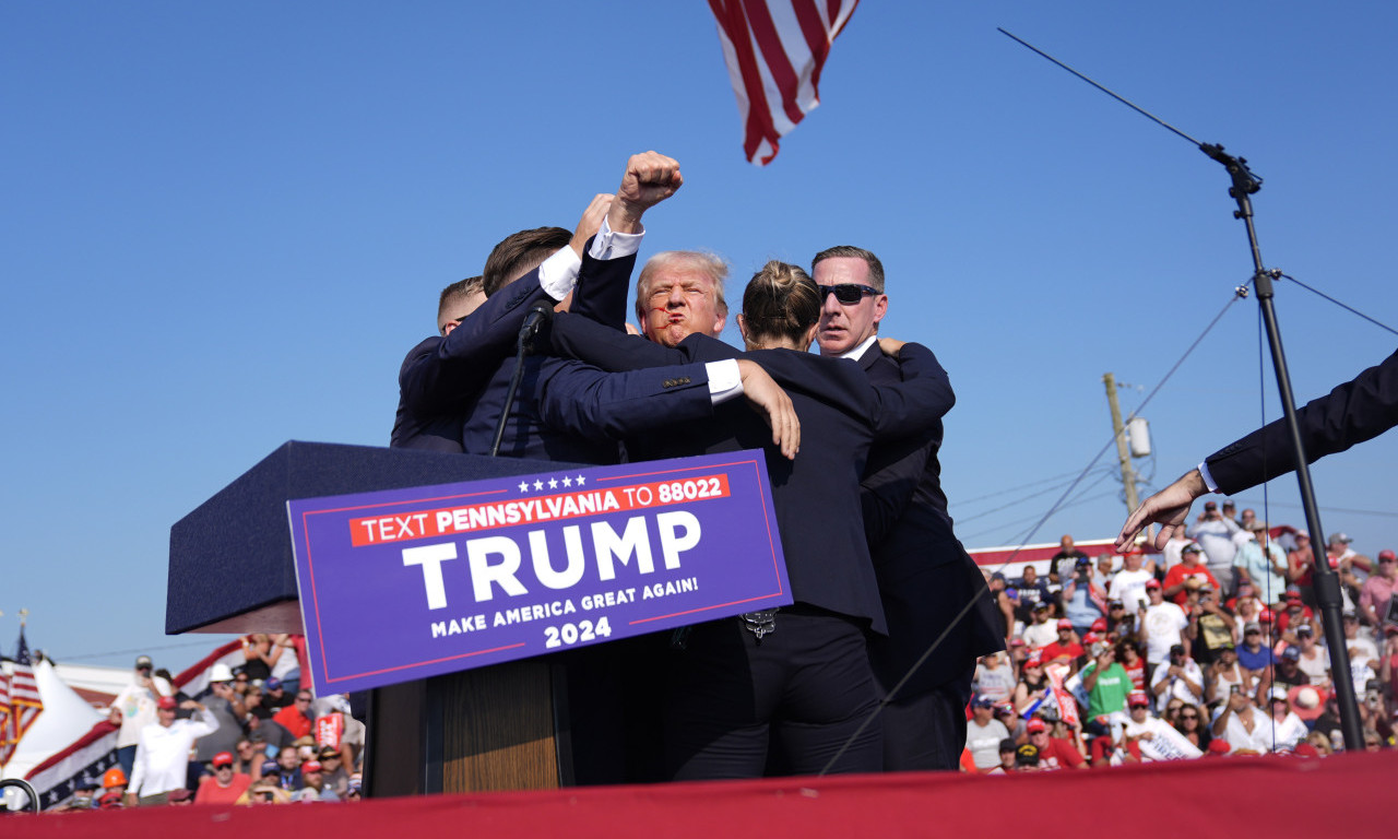 Počela PRODAJA MAJICA sa slikama Trampovog atentata! Tek kad vidite CENU i šta piše na njima (FOTO)
