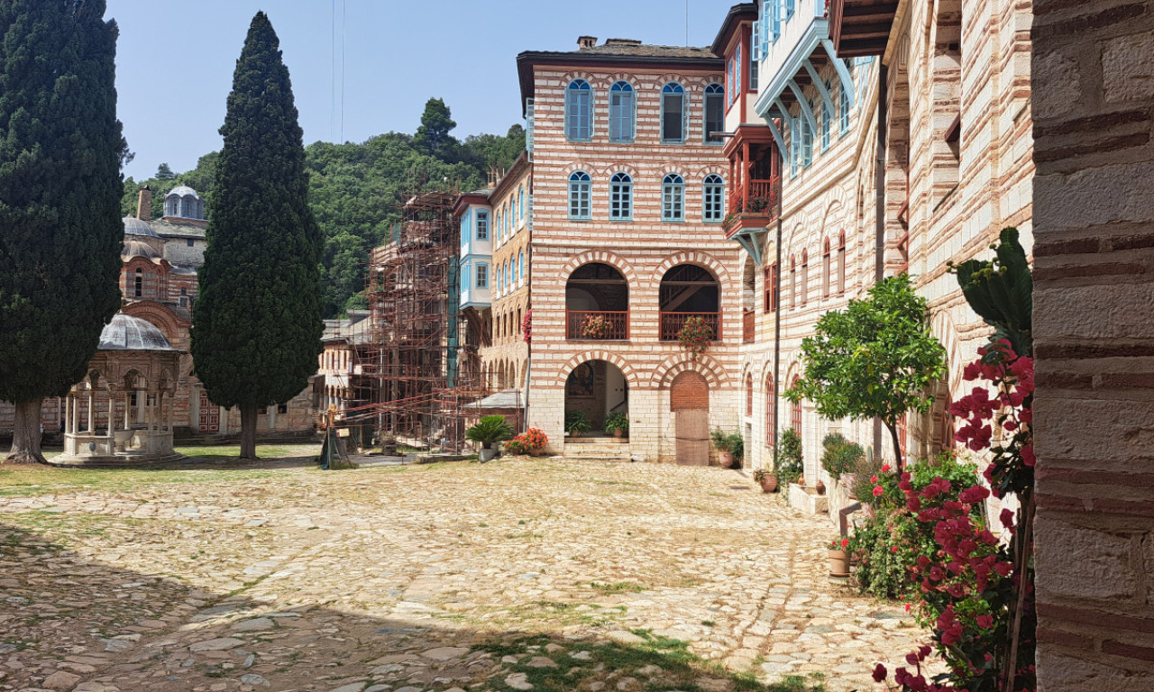 APOKALIPTIČNI SUDAR PLOČA RAZARA HILANDAR! Stotine zemljotresa urušavaju svetinju, monasi u strahu: „Čujemo zvuk kao da prolazi zver"