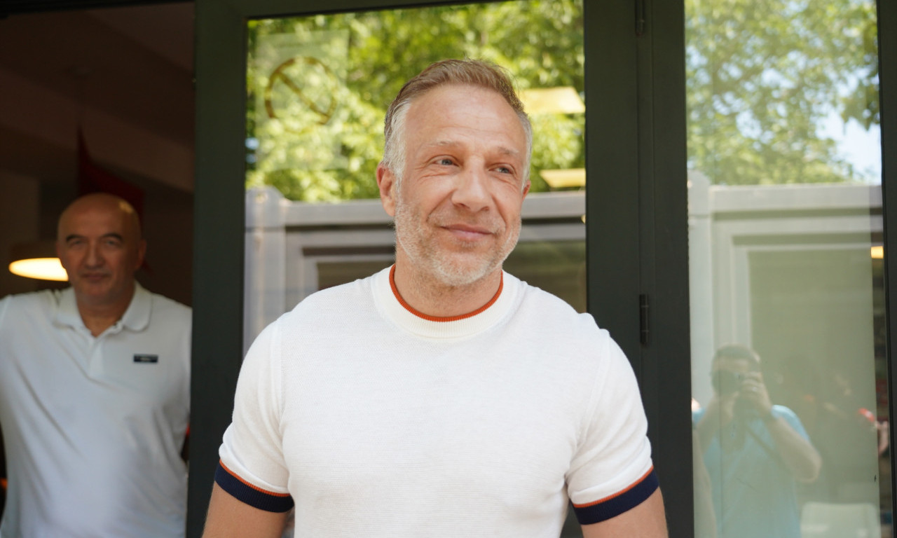 Milan Kalinić se SKINUO i pokazao isklesano telo: Voditelj GRMI u šestoj deceniji (FOTO)