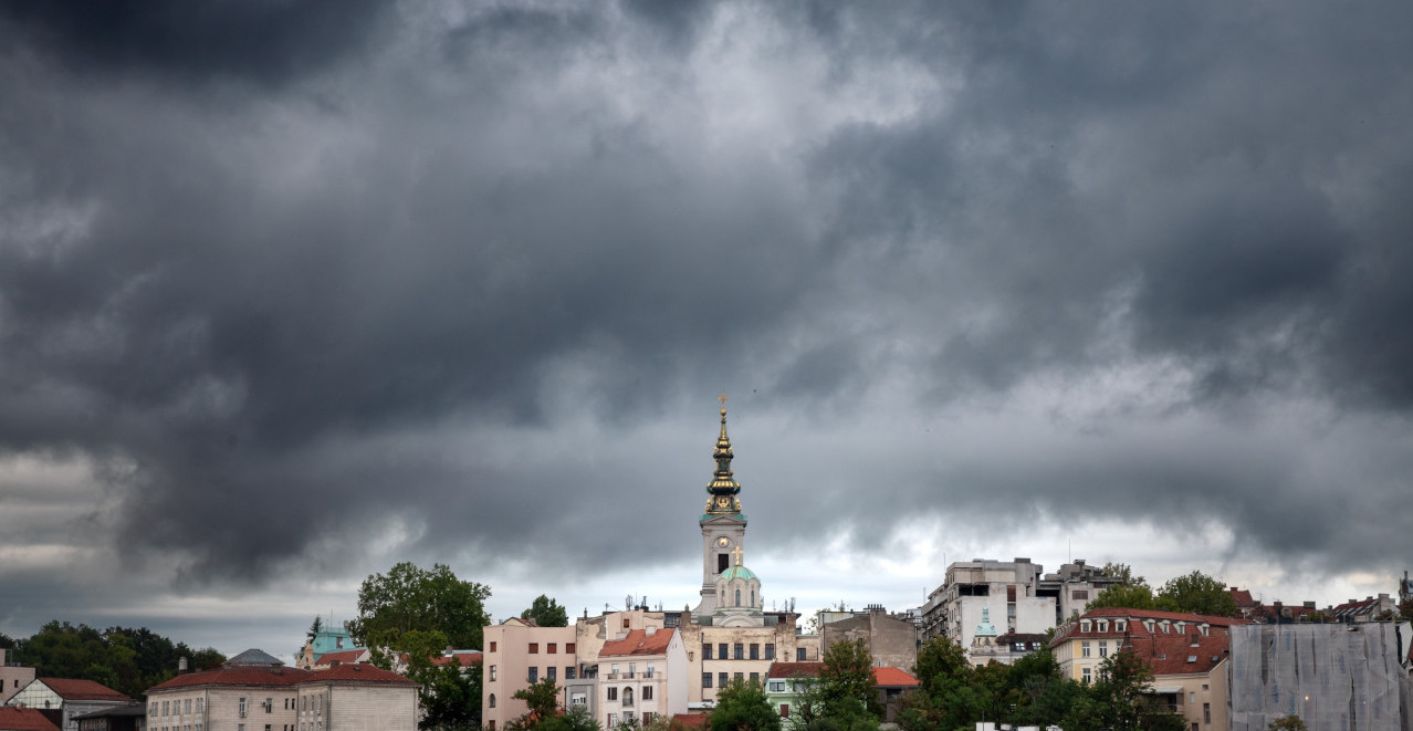STIŽE OLUJA: Do kraja dana PLJUSKOVI SA GRMLJAVINOM pogodiće ove DELOVE SRBIJE!