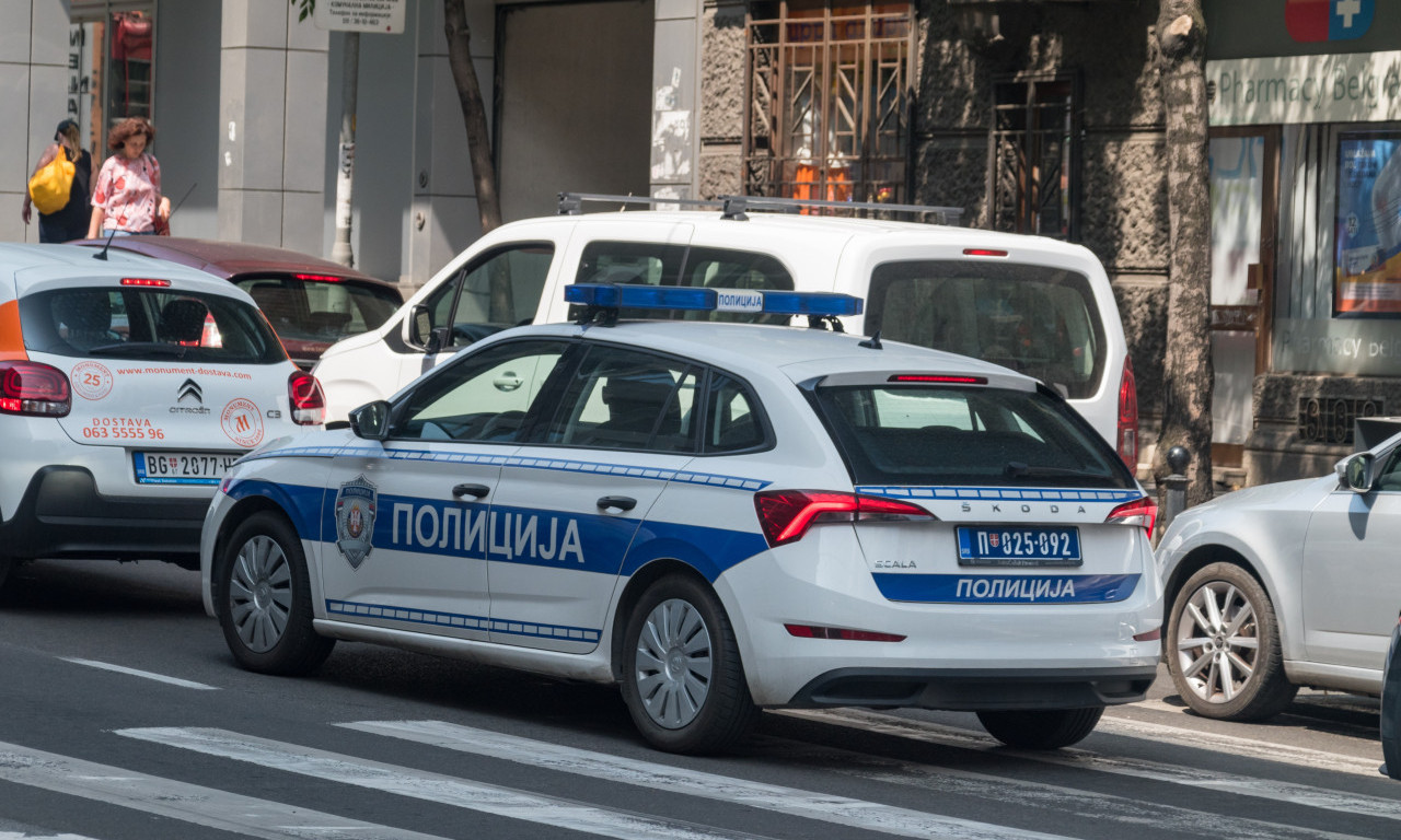 KRAJ DRAME U BEOGRADU Mladić sekao vene, pretio oružjem – policija upala u zgradu i odvela ga
