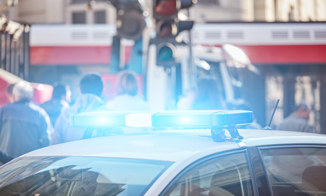 DOJAVA O BOMBI U ZGRADI NA BULEVARU Ljudi evakuisani, policija na licu mesta (VIDEO)