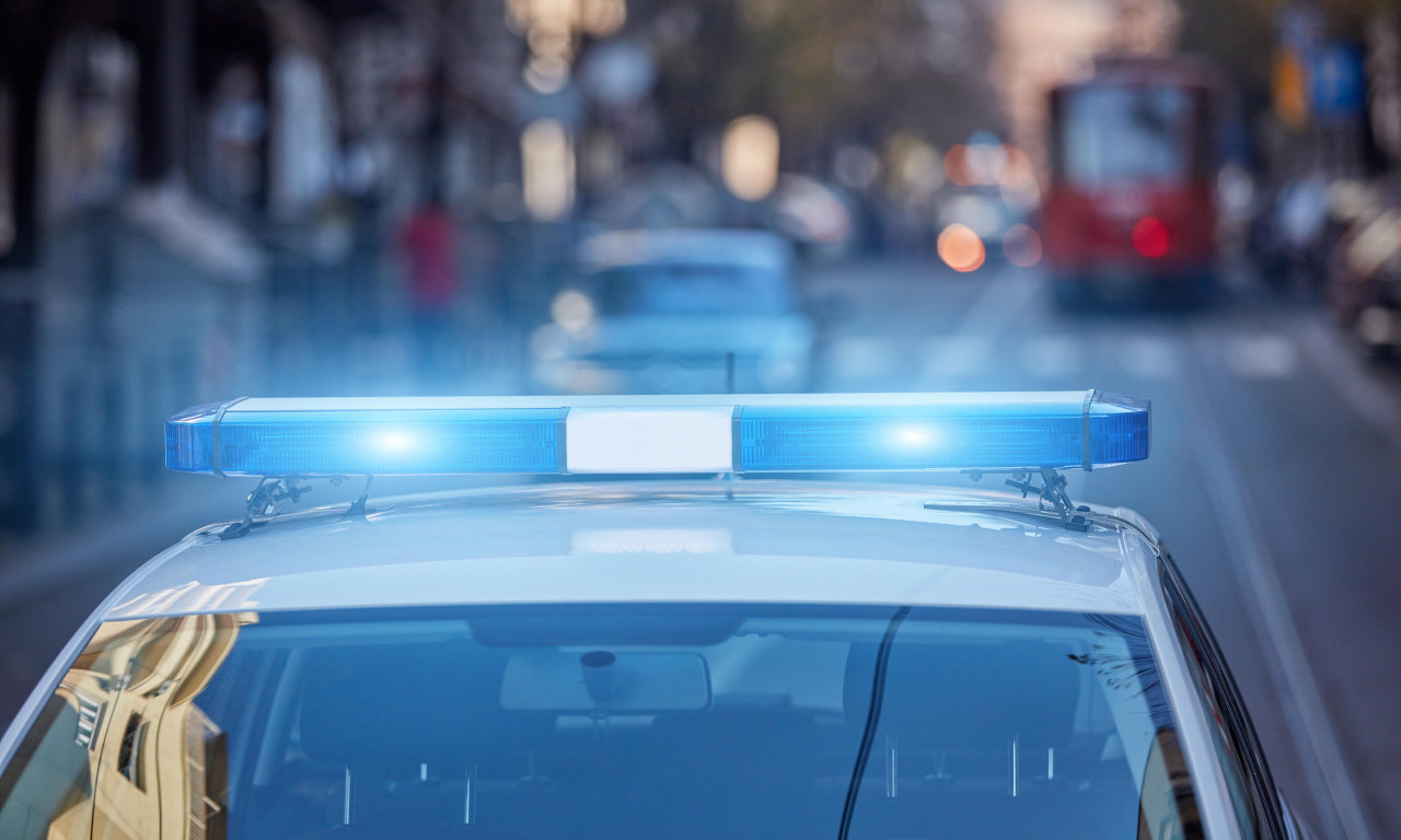 ŽENA U CENTRU BEOGRADA HOĆE DA SE BACI SA PROZORA Na licu mesta policija i vatrogasci!