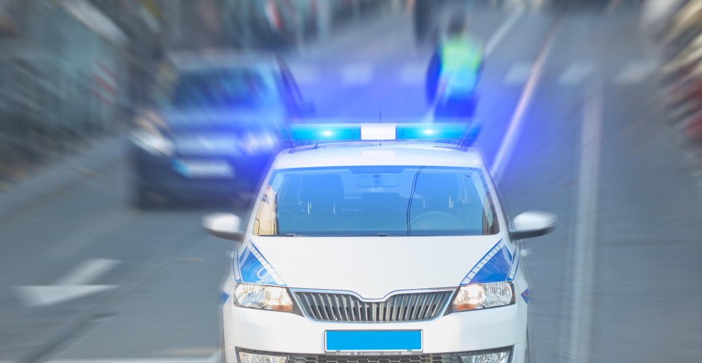 PLJAČKA KAO NA FILMU! Lopov udario radnicu apoteke, pretio pištoljem i odneo novac, policija traga za razbojnikom