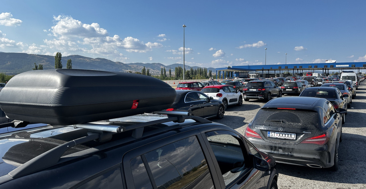 VOZAČI SATIMA ZAROBLJENI U KOLONAMA NA EVZONIJU Paklene gužve na granicama, a tek u Turskoj...