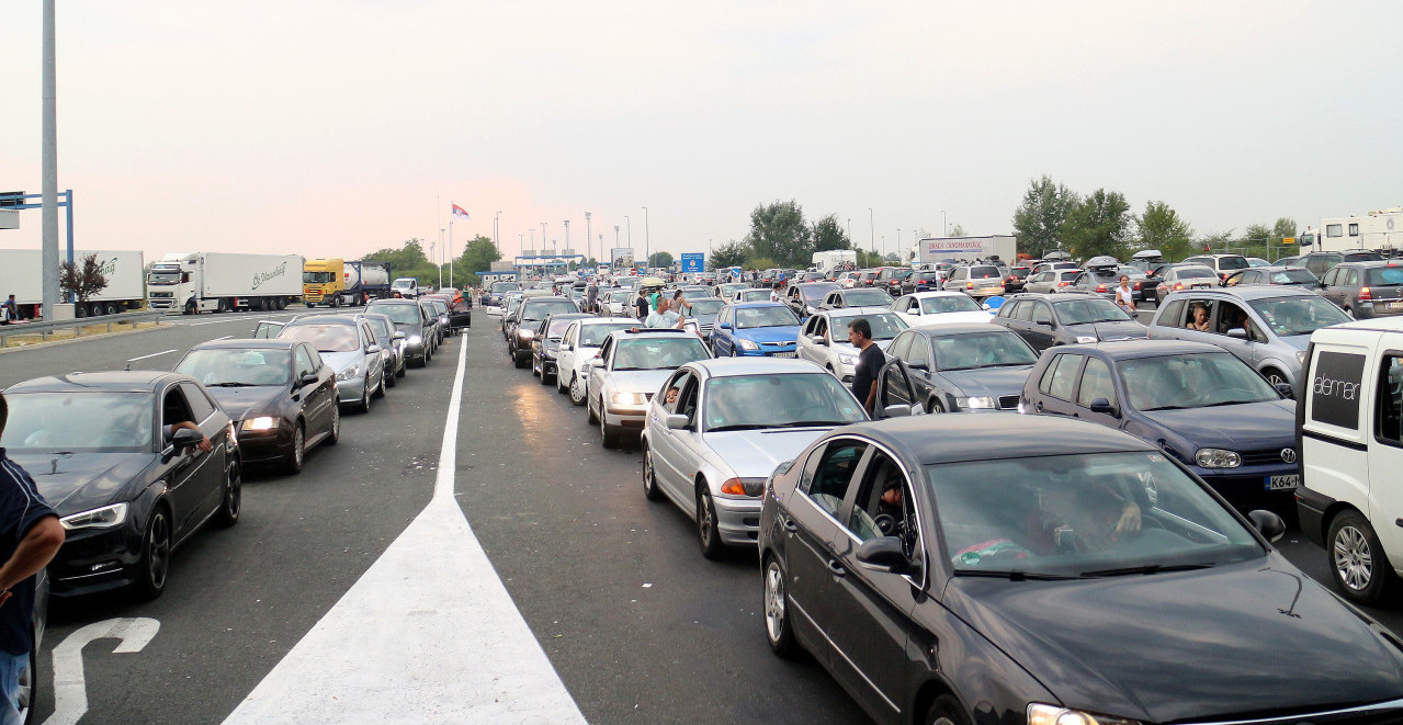 NE KREĆITE NA PUT DOK OVO NE POGLEDATE Kamere usnimile najduže kolone - evo kakvo je stanje na granicama (FOTO)