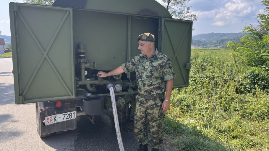 Vojska Srbije opremila meštane vodom za piće