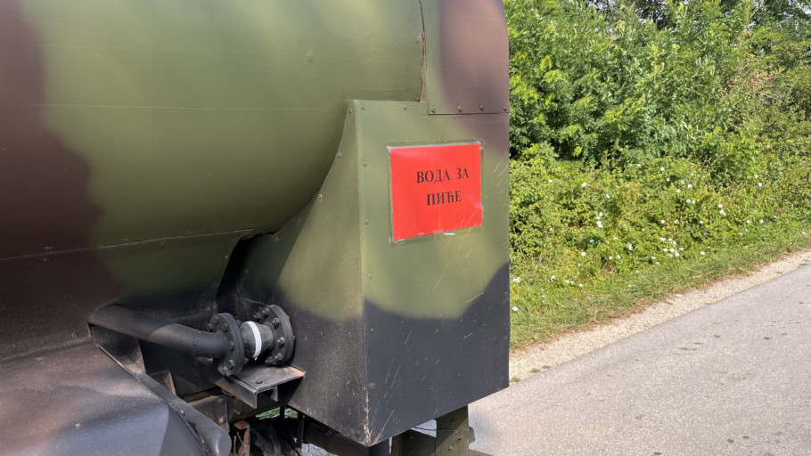 Vojska Srbije opremila meštane vodom za piće