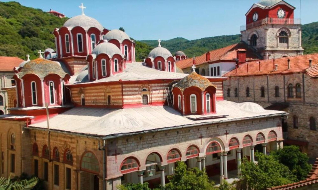 OPSADA NA ATOSU: Grčka policija traži DOZVOLU DA UĐE, monasi se ZABARIKADIRALI!