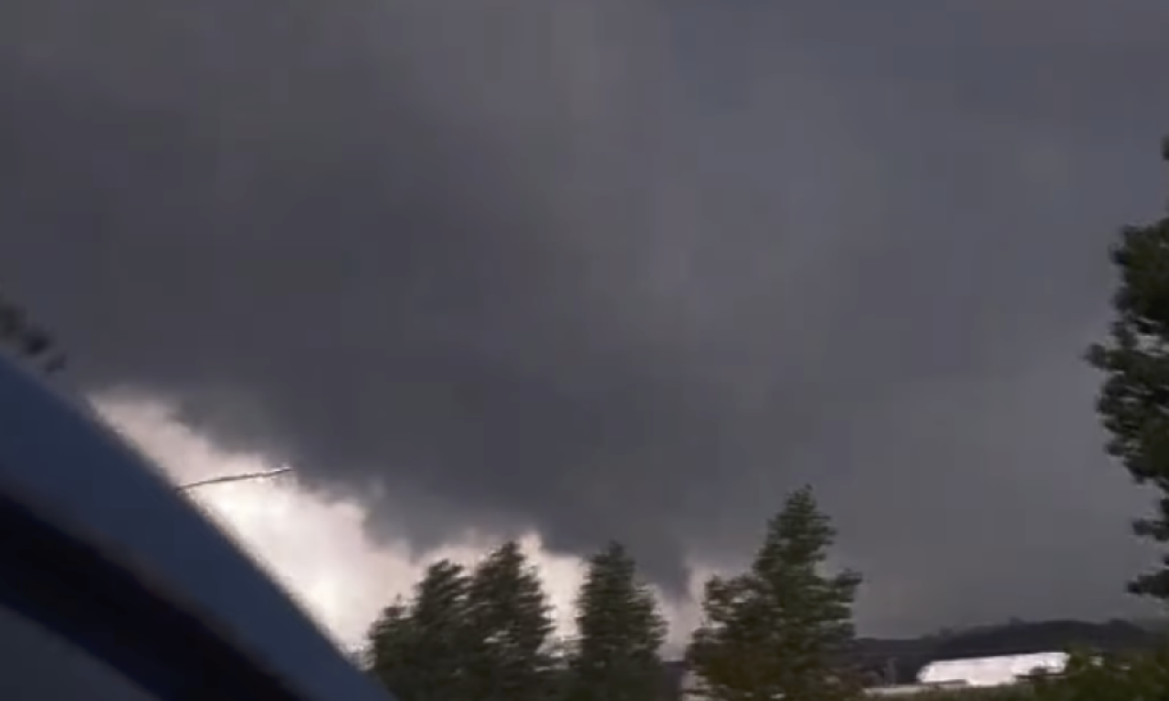 NEBO NAD VRŠCEM SE OTVORILO! Redak meteorološki fenomen u Srbiji izgleda kao scena iz horor filma