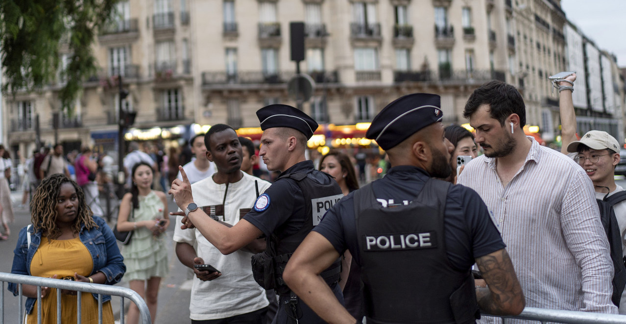 MASOVNA TUČA U PARIZU Bacali predmete na policiju, ima povređenih! Izbio potpuni karambol u centru grada