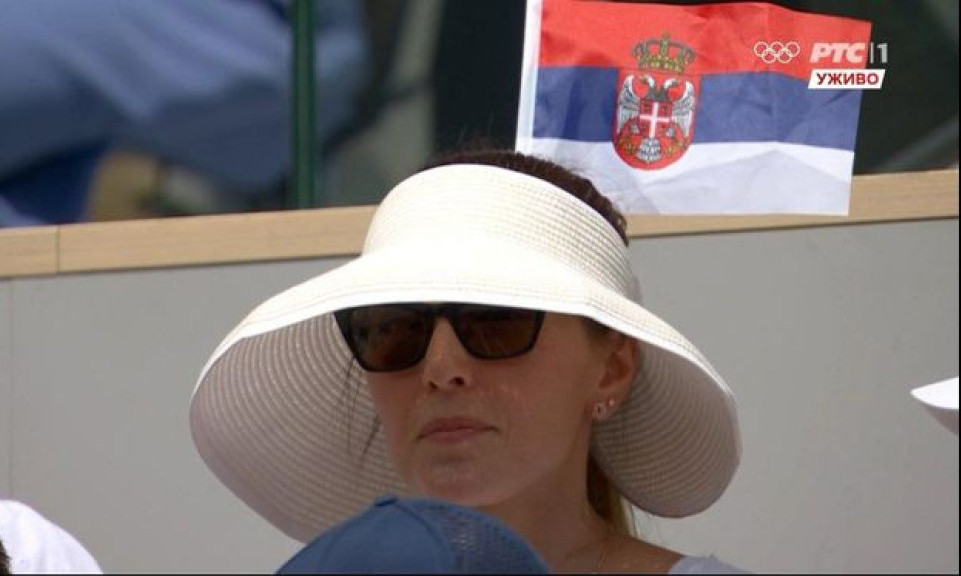 Novak ima veliku PODRŠKU SA TRIBINA! Porodica prati svaki potez ĐOKOVIĆA, Jelena blista u BELOJ KOMBINACIJI