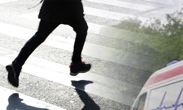 AUTOMOBIL NALETEO NA DVE DEVOJKE NA PEŠAČKOM PRELAZU U PETROVARADINU Hitno prevezene u bolnicu (FOTO)