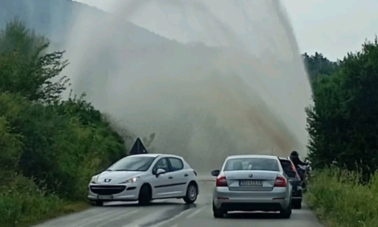 HAVARIJA KOD ALEKSINCA! Pukla cev koja celo mesto SNABDEVA VODOM, automobili jedva prolaze kroz "VODOPAD" na putu(VIDEO)