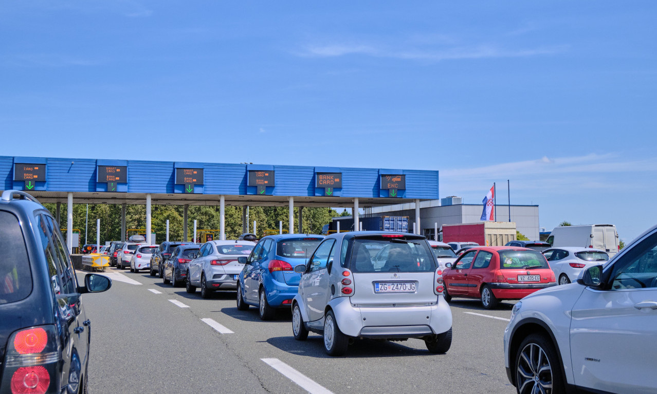 KOLAPS NA ULAZU U BEOGRAD Kolona na ovoj naplatnoj rampi 4 kilometra