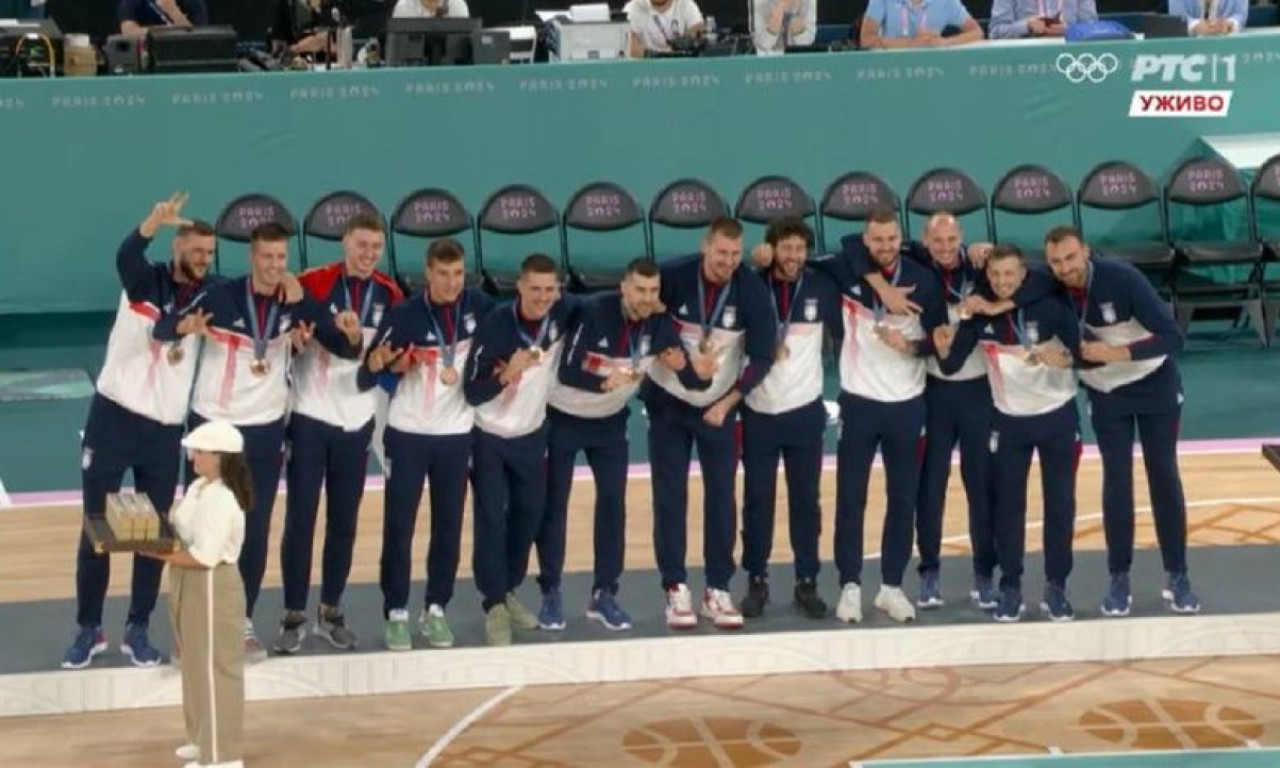 POGLEDAJTE MOMENAT KADA SU KOŠARKAŠI SRBIJE BILI ISTORIJSKI PIJANI Godinu dana od "one" proslave Orlova u Parizu (VIDEO)