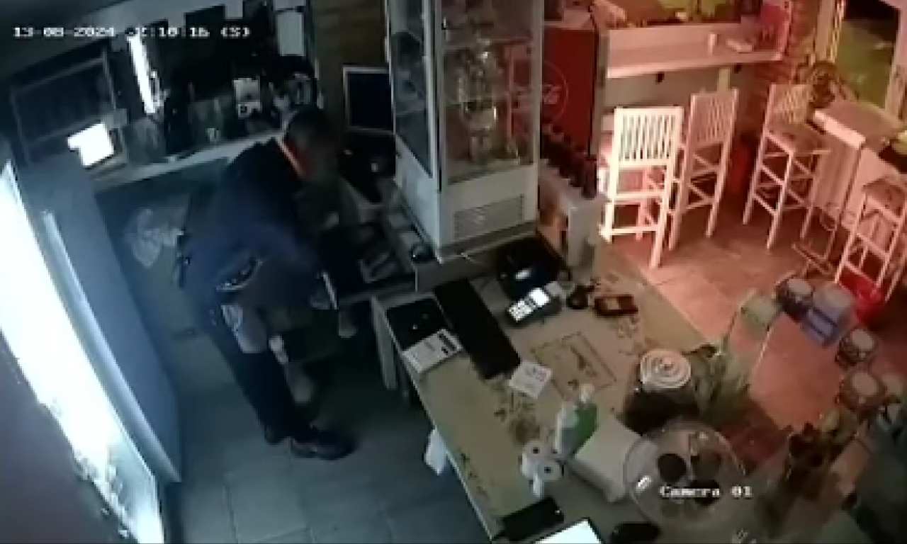 UKOLIKO GA PREPOZNATE, ZOVITE POLICIJU: Upao u lokal brze hrane u Novom Sadu i ISPRAZNIO KASU!