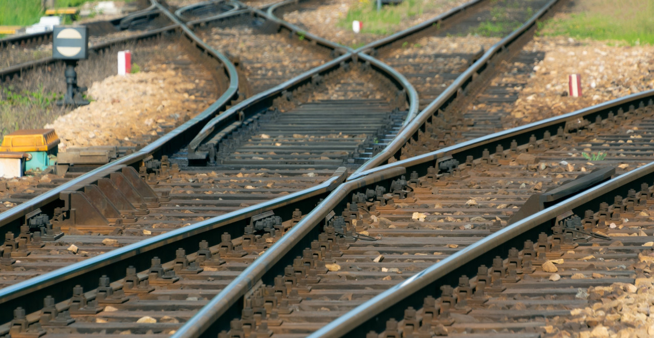 DEČAK (16) skočio sa voza i OSTAO BEZ NOGE! Užasna tragedija u Leskovcu
