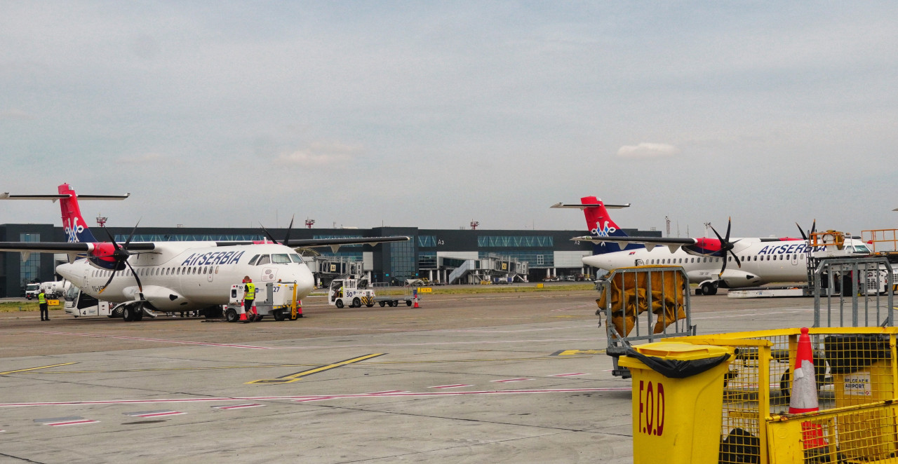 UPALIO SE ALARM NA AERODROMU NIKOLA TESLA? Dva vatrogasna vozila stigla ispred terminala, evo šta se zapravo dogodilo