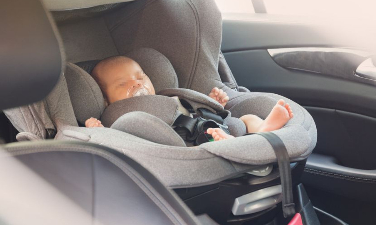 BEBA UMRLA OD TOPLOTNOG TALASA: Otac je zaboravio u kolima!