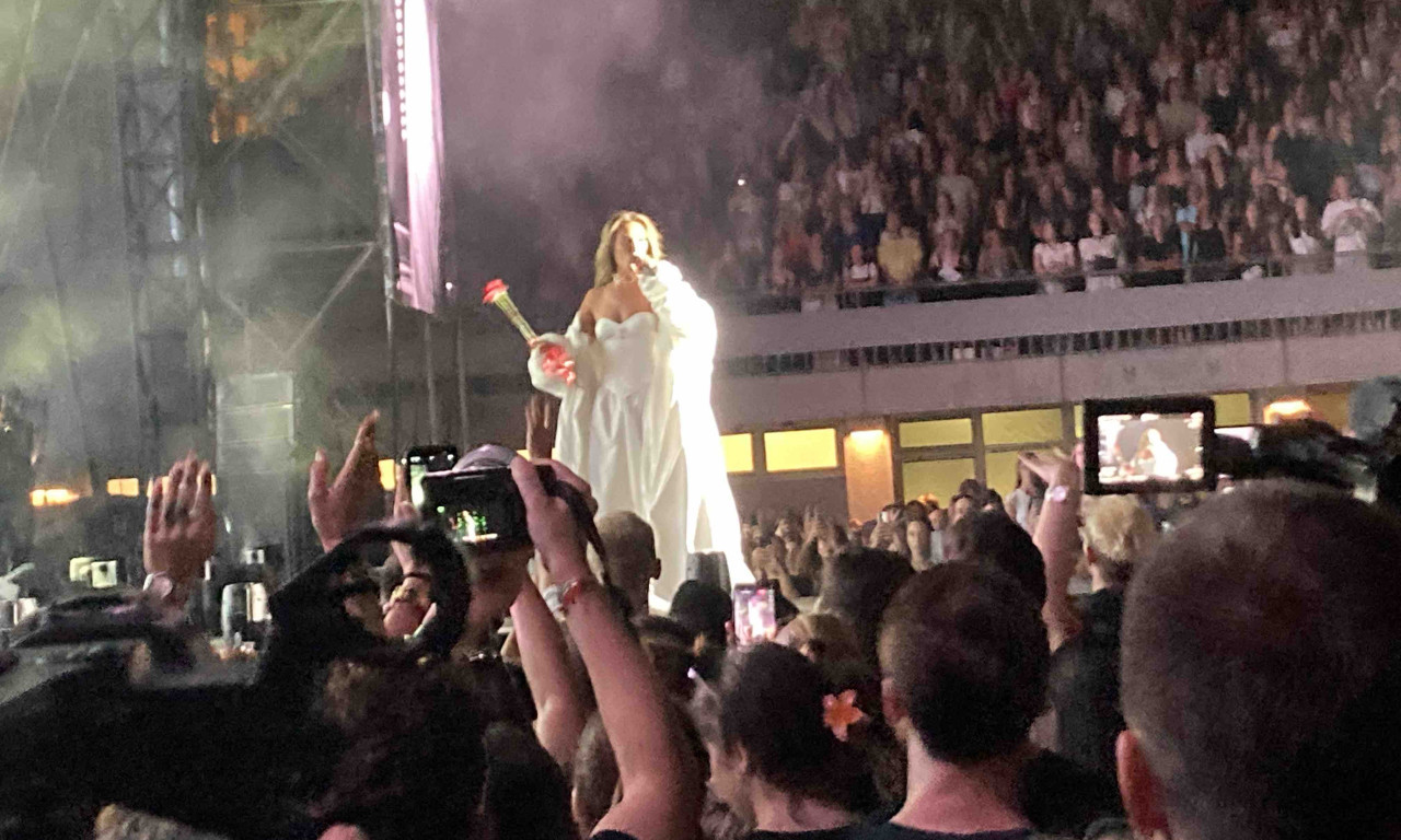 SPEKTAKL NA TAŠU: Senida pred 10.000 posetilaca počela solistički koncert!