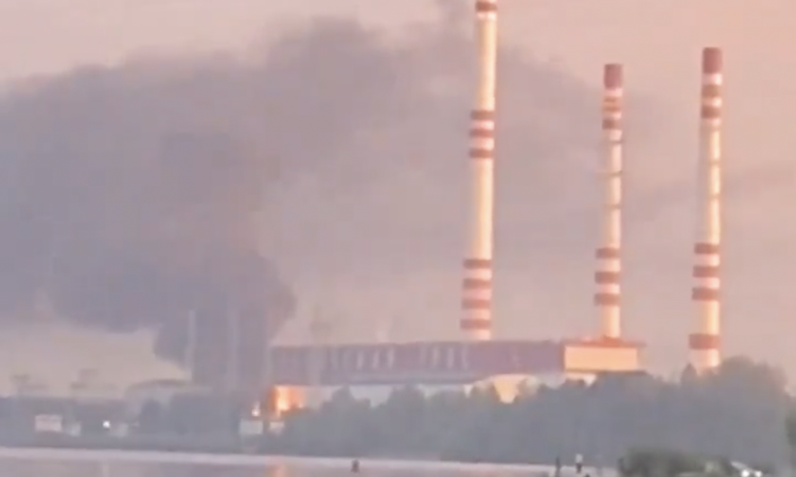 ODJEKUJU EKSPLOZIJE, GORE POŽARI Ukrajinska vojska napala ruske rafinerije nafte (FOTO/VODEO)