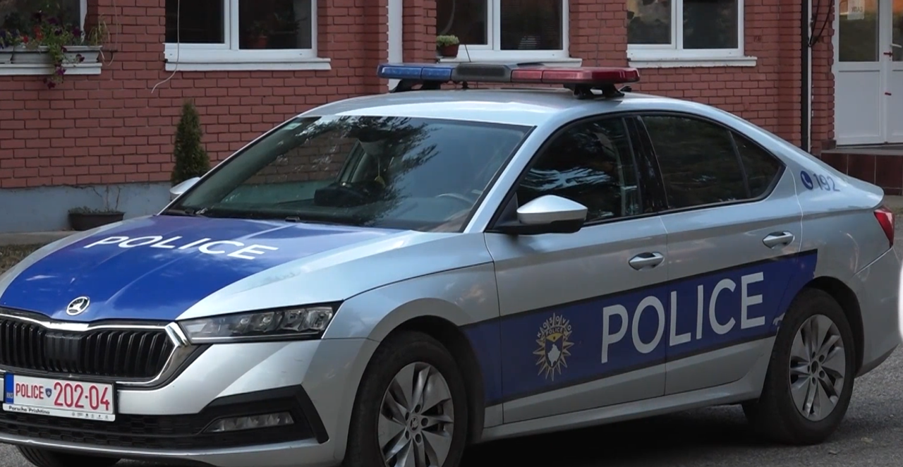 KURTIJEVA POLICIJA IZBACILA SAMOHRANU MAJKU NA ULICU Teror u Kosovskoj Mitrovici se nastavlja