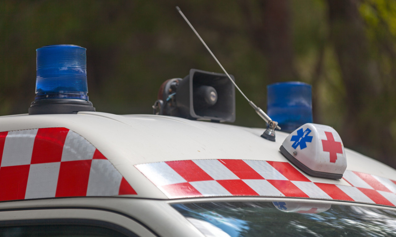 DETALJI NESREĆE U CENTRU GRADA! Mladića (25) priklještio kameni blok, u teškom stanju prevezen u bolnicu