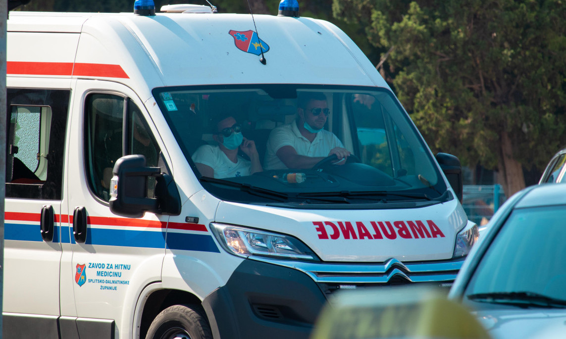 KRVAVA DRAMA U RIJECI! Žena preminula na stepeništu, muškarac sa prerezanim vratom pronađen u stanu
