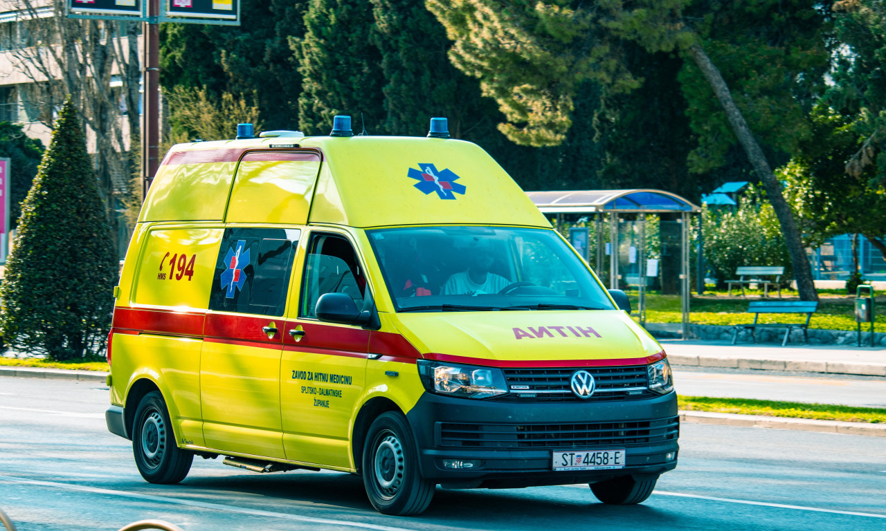 DEČAK PAO SA 4. SPRATA PRAVO NA VOZILO HITNE POMOĆI Evo šta se desilo