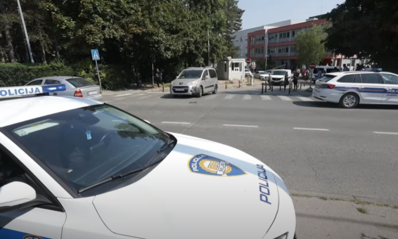 POLICIJA ZAUSTAVILA AUTOMOBIL, A ONDA USLEDILO HITNO HAPŠENJE: Vozilo puno municije i oružja!
