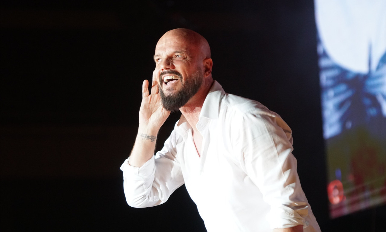 BOBAN RAJOVIĆ ZAPALIO LEBANE I KUĆI PONEO NEOČEKIVAN POKLON! “Pokidali ste, čuvajte mi…” (FOTO)