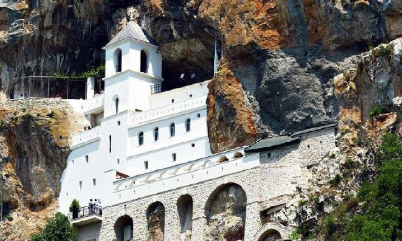 FATIMA ODBILA DA PRIĐE MOŠTIMA NA OSTROGU, A ONDA USLEDILO ČUDO Evo kako se ponašala u crkvi...