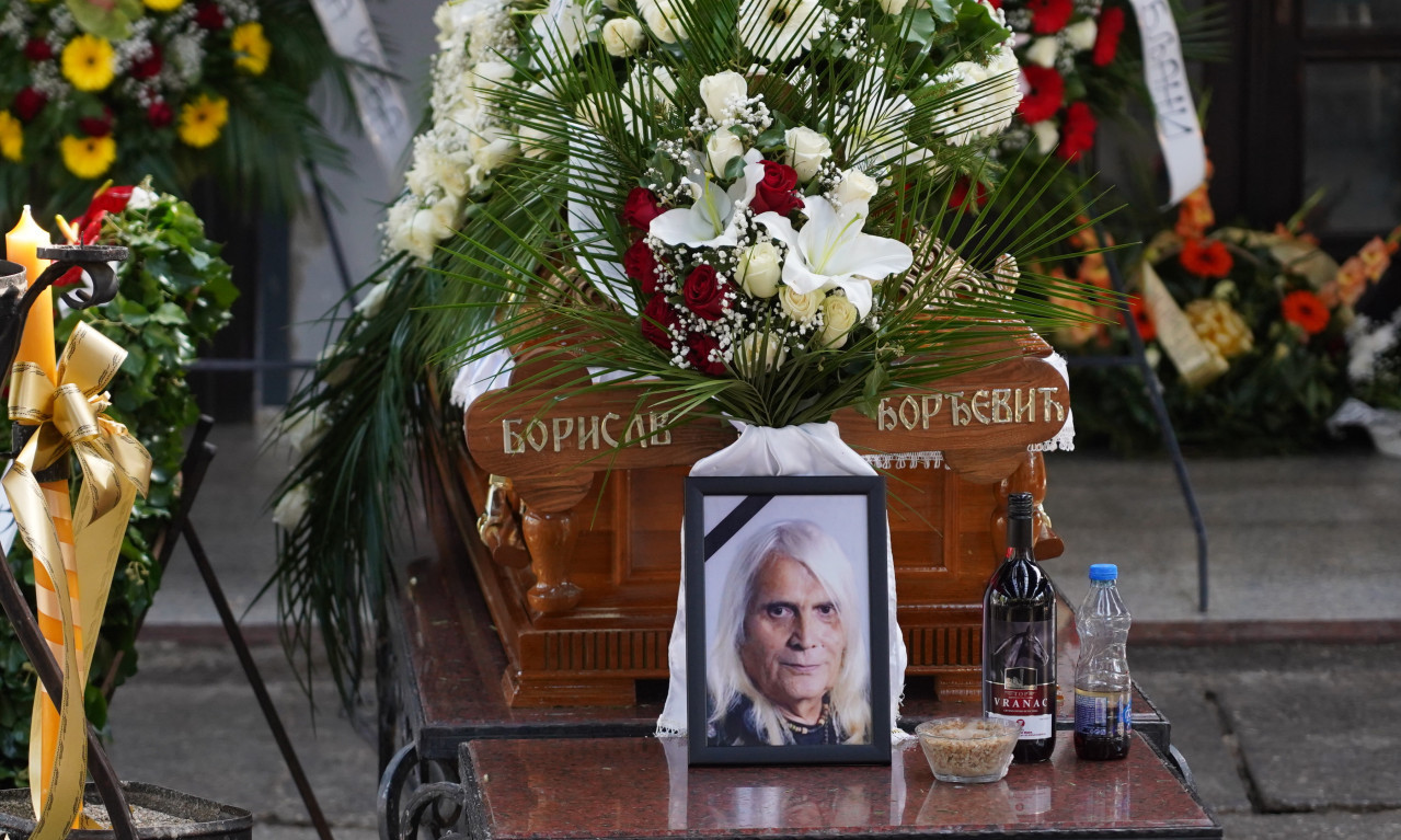 SRBIJA SE U ČAČKU OPRAŠTA OD BORE ČORBE! Bolna slika sa groblja, okupio se veliki broj ljudi (FOTO+VIDEO)