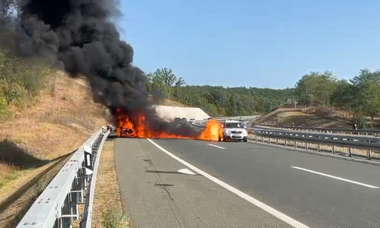 Na auto-putu “Miloš Veliki” gori automobil! Vatra ide ka KOLOVOZU, pa se stvaraju gužve