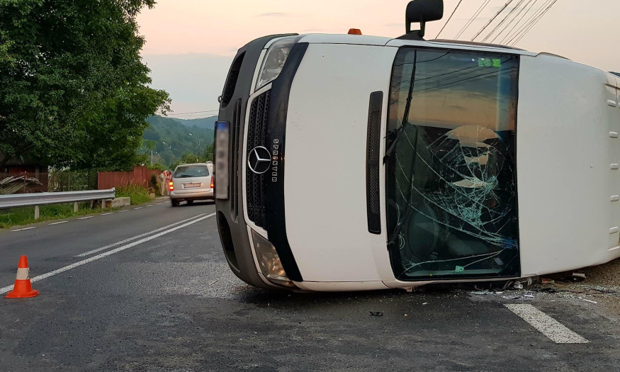 SUDAR U NOVOM SADU ŠOKIRAO PROLAZNIKE Kombi se prevrnuo nasred ulice (FOTO)