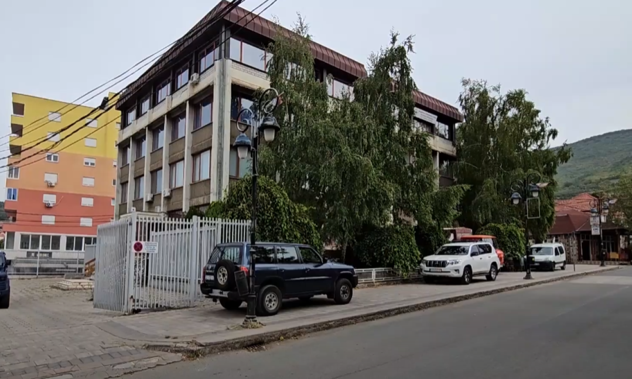 HAPŠENJE U LEPOSAVIĆU ZBOG LEPLJENJA PLAKATA Mladić bio na meti Kurtijeve policije!