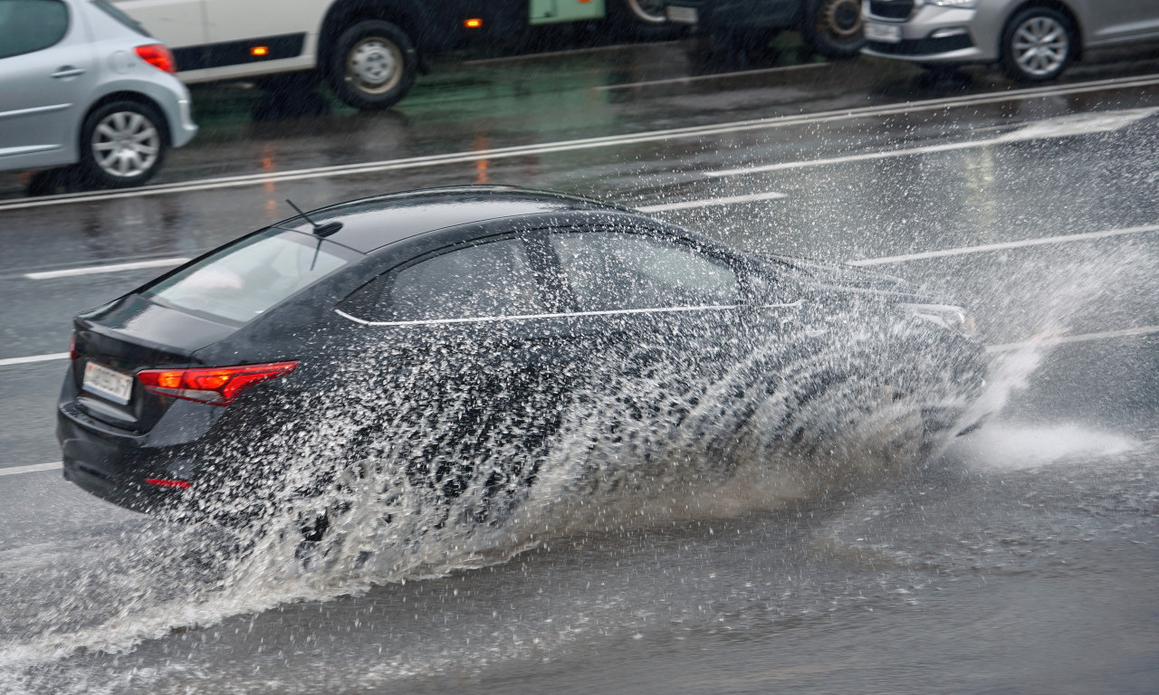 PLJUŠTI KIŠA, AUTOMOBILI PROKLIZAVAJU! Ovo su najopasnija mesta trenutno u Srbiji