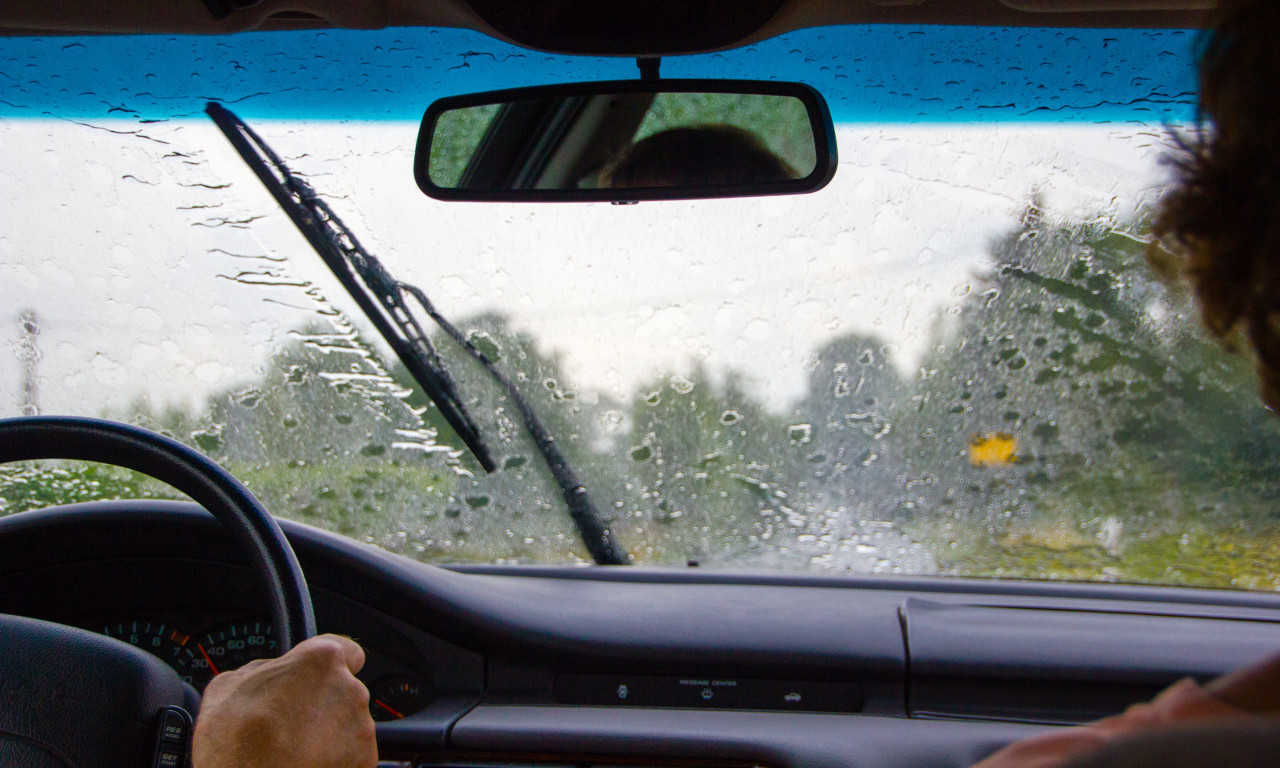 DRVEĆE POPADALO NA PUTEVE, ODRONI I SNEG... Hitan apel AMSS, očekujte zastoje širom Srbije!