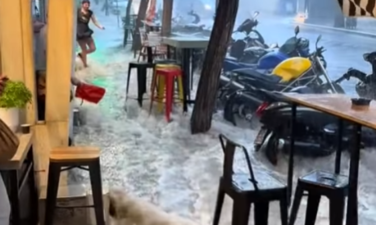 I GRČKA OSTRVA NA UDARU POPLAVNOG TALASA: Potpuna katastrofa, bujica nosi sve pred sobom, voda stigla pred kuće (VIDEO)