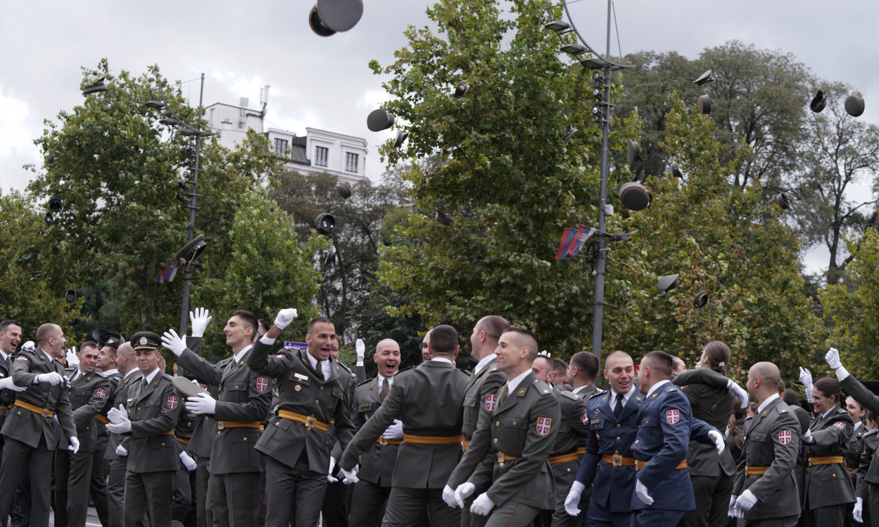 PROMOCIJA NAJMLAĐIH OFICIRA VOJSKE SRBIJE Vučić na velikoj svečanosti u kasarni "General Jovan Mišković" na Banjici