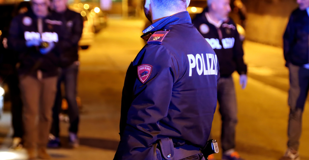 Albanac posle svađe zadavio ženu pred DECOM: Evo ŠTA SU ZATEKLI italijanski policajci...