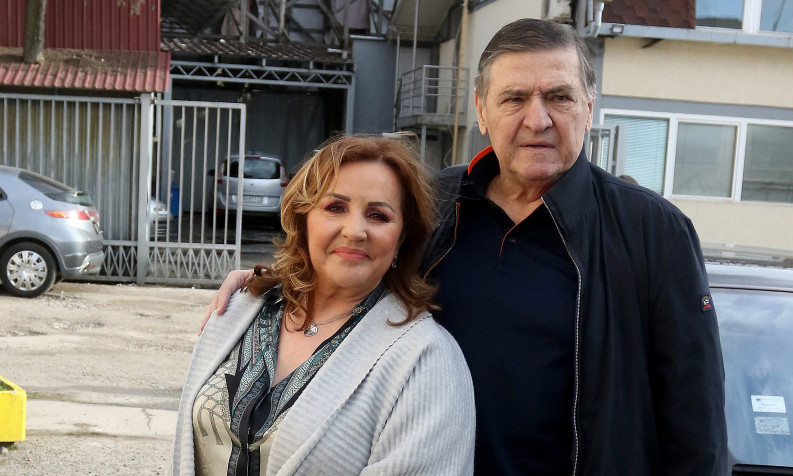 "BIRALI BISMO KAFANU ZA SLAVLJE…" Ana Bekuta na Mrkinom grobu povodom njegovog 83. rođendana (FOTO)