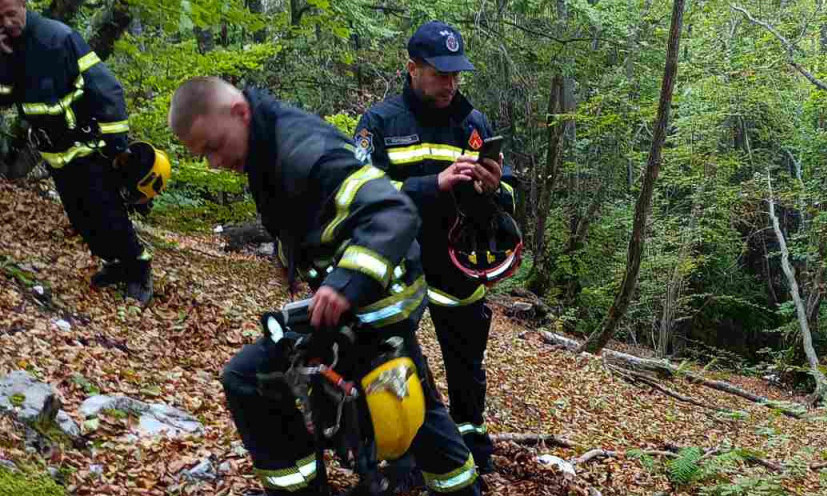 ČOVEKA ZATRPALA ZEMLJA KOD KRALJEVA: Hitna akcija spasilaca, bore se da ga izvuku!