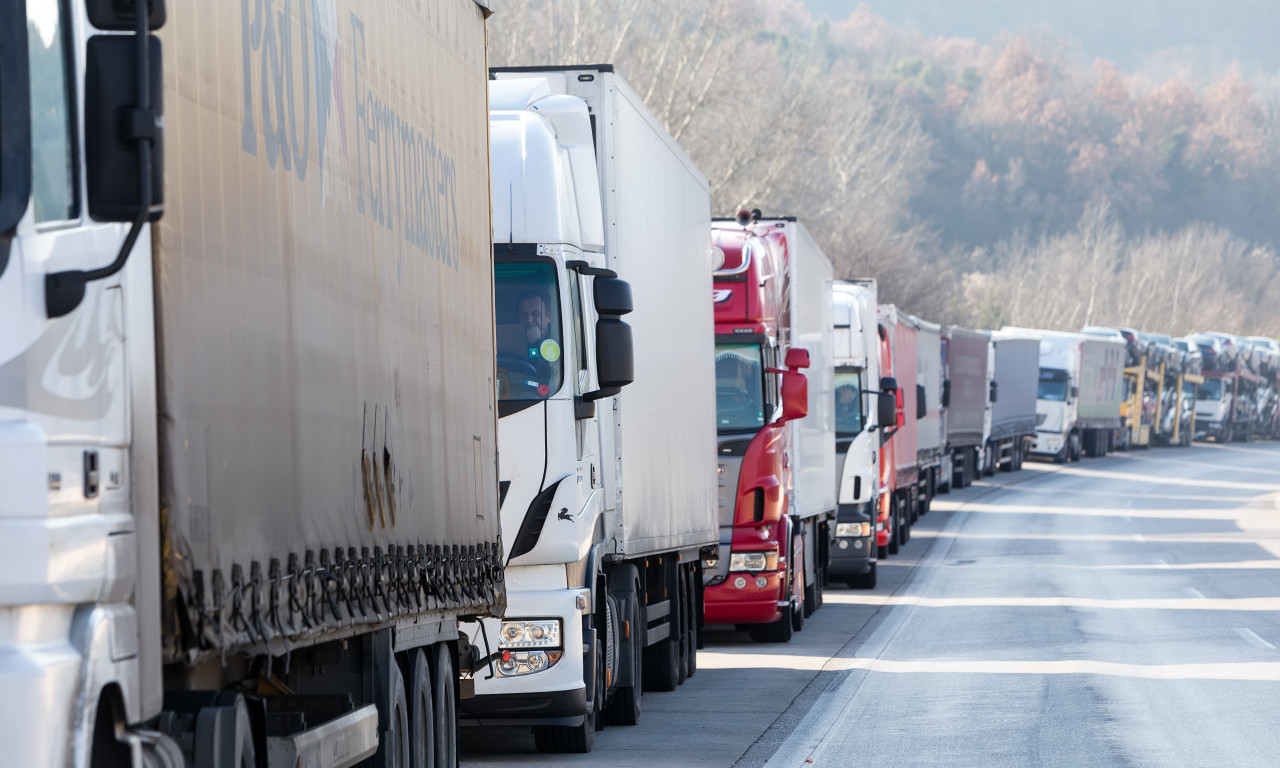 HAOS NA BATROVCIMA: Onemogućen ulaz i izlaz iz Srbije, sve je stalo - kolone su kilometarske (FOTO)