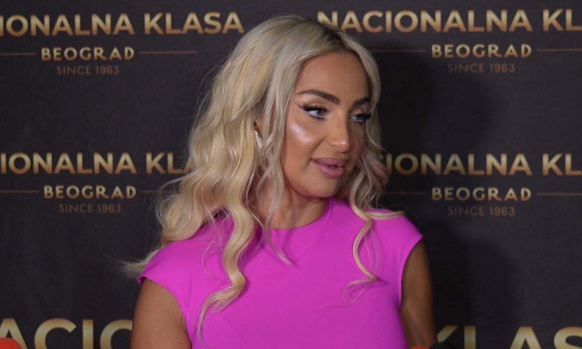 Maja Berović za "Prvi red" otkrila sve detalje novog albuma, a evo koju staru pesmu nije htela da snimi (VIDEO)