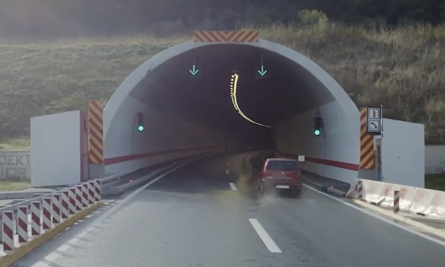 OVO NE SMETE DA IMATE NA SEBI DOK VOZITE AUTO U TUNELU Sigurno niste znali! Stigao hitan apel Puteva Srbije