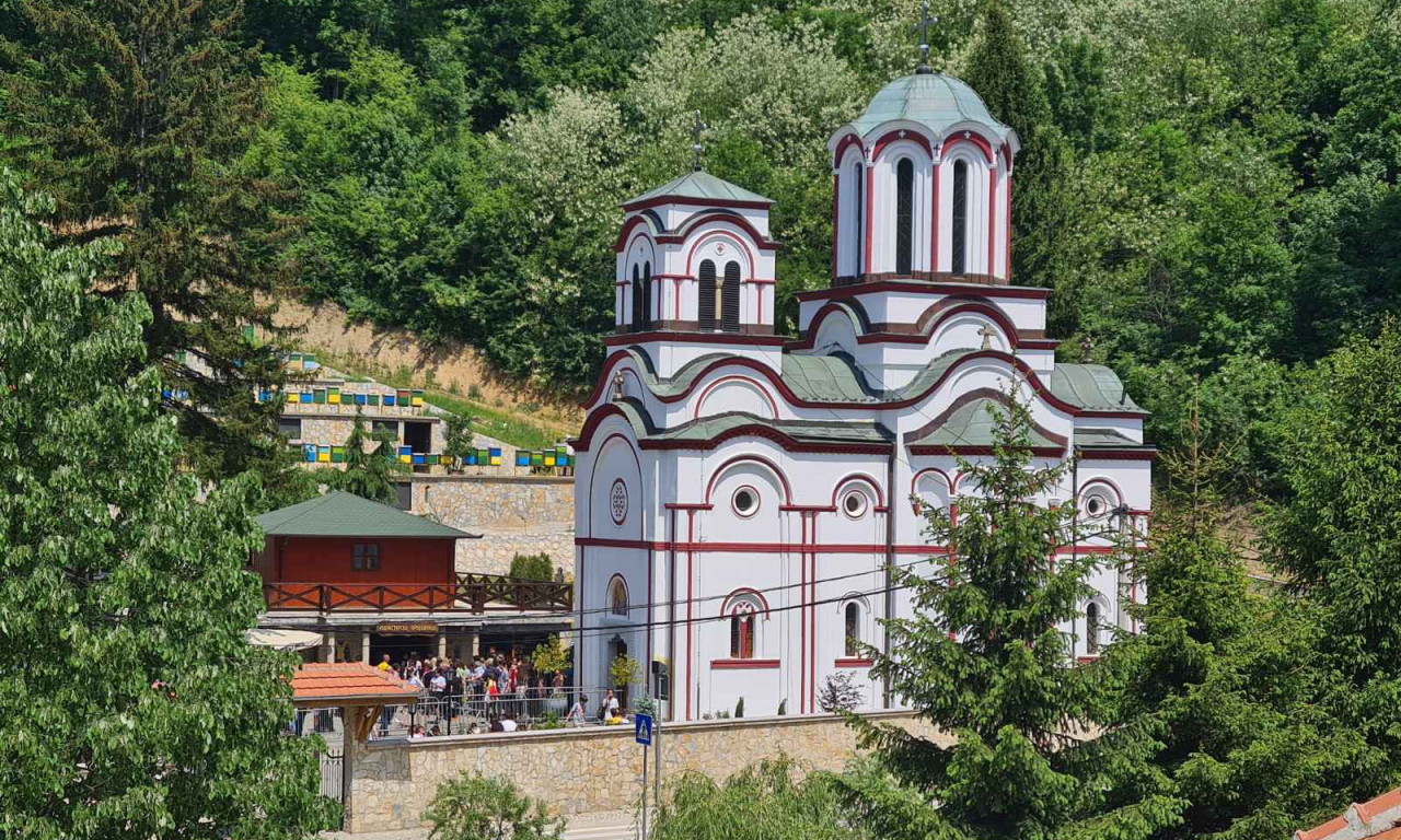 JOŠ JEDNO ČUDO U MANASTIRU TUMANE! Čovek ostavio štaku na Veliki petak (VIDEO)