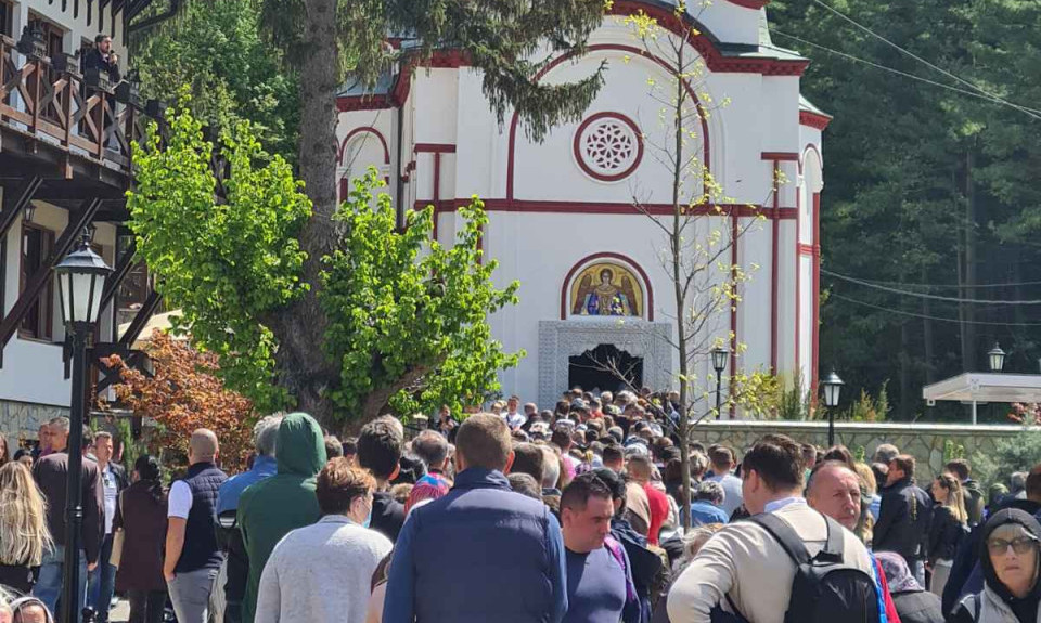 JER BOG JE LJUBAV U Tumane dolaze muslimani i katolici, pa i Aboridžini a otac Zosim svakoga sasluša